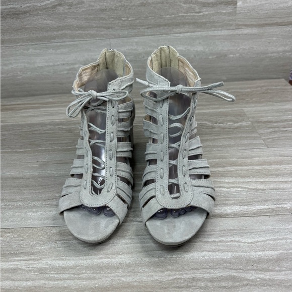 NEW Earthies Saletto Pale Gray Suede Back Zip Square Pump Heels Womens Size 10 - Picture 3 of 12
